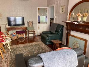 班伯里Rose Cottage的带沙发和电视的客厅