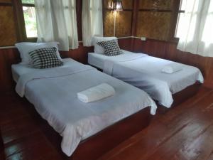 Ban NamsanamSainamhai Resort的配有2张床的带白色床单和枕头的客房