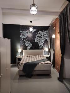 奥勒什蒂耶Arcade Apartament的卧室配有一张床,墙上挂有绘画作品