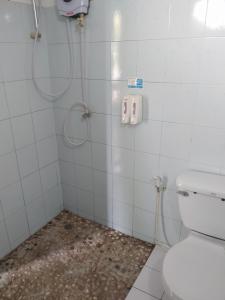 Ban NamsanamSainamhai Resort的带淋浴和卫生间的浴室