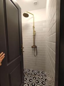 奥勒什蒂耶Arcade Apartament的浴室铺有黑白地板,设有淋浴。