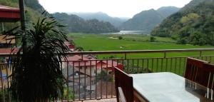 Ba Be18Hoàng Nguyên Homestay Ba Be的享有河流和山脉美景的阳台。