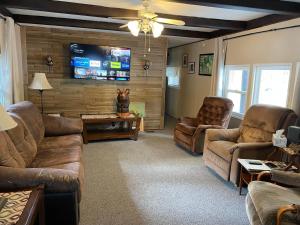 艾兰帕克Grandma's Home in the Woods. Yellowstone的带沙发和平面电视的客厅