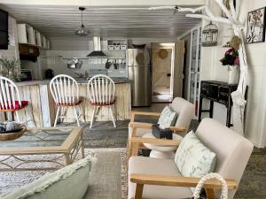 HardenJC COTTAGE的一间带白色家具的客厅和厨房