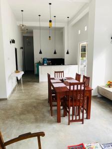 康提Everdew Kandy的用餐室以及带桌椅的厨房。