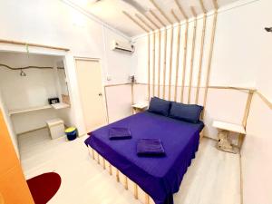 图鲁斯杜Thulusdhoo Garden Villa的一间卧室,在房间内配有一张紫色的床