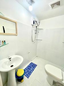 图鲁斯杜Thulusdhoo Garden Villa的白色的浴室设有水槽和卫生间。