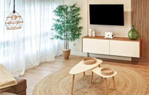 Vimianzo3 Bedroom Stunning Apartment In Vimianzo的客厅配有电视和桌子
