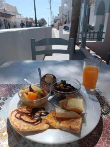 卡马利Lefkothea Hotel的桌上的一盘早餐食品,加上一杯橙汁