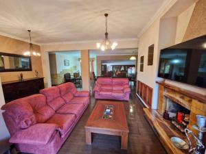 卡托克拉克阿纳Night Flower Villa的客厅配有2张粉红色的沙发和壁炉