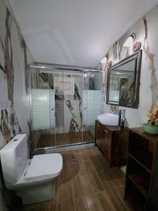 卡托克拉克阿纳Night Flower Villa的浴室配有卫生间、淋浴和盥洗盆。