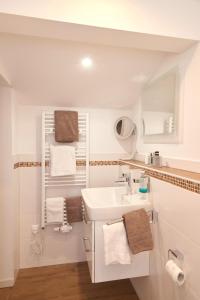 艾格斯塔特Landgasthof Zum Sägwirt的白色的浴室设有水槽和毛巾。