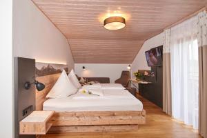 艾格斯塔特Landgasthof Zum Sägwirt的一间卧室设有一张大床和木制天花板