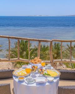 沙姆沙伊赫塔玛拉海滩度假酒店的海滩上一张带食物盘的桌子