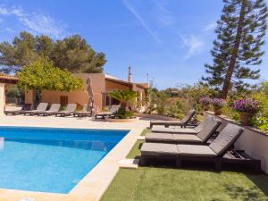 卡拉蒙德拉戈Finca Torrent Des Jai的别墅 - 带游泳池和躺椅