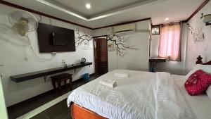 万荣Domon Riverside Hotel的卧室配有白色的床和电视
