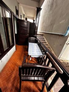 万荣Domon Riverside Hotel的空的楼梯,房间里有长凳