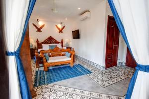 金边高棉苏林精品旅馆的一间卧室设有一张床和一个窗口