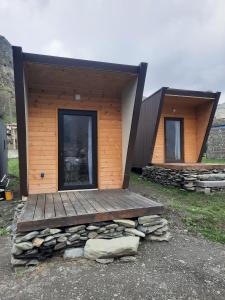 卡兹贝吉Tiny House Kazbegi的小木屋,带甲板和大楼