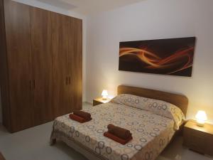 马萨尔福恩Seagull Flats的一间卧室配有一张带两个棕色垫子的床。