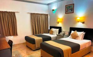 迪拜Grand Astoria Hotel的一间酒店客房,房间内设有两张床