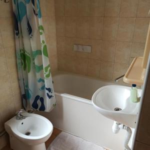 特鲁斯卡韦茨Готель-хостел的浴室配有盥洗盆、卫生间和浴缸。