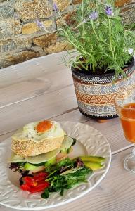 阿诺梅拉Antheia Suite of Mykonos的桌上一盘食物,上面有鸡蛋和蔬菜