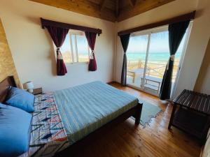 TsiandambaKokoa Sands - Ankasy Madagascar的一间卧室配有一张床,享有海景
