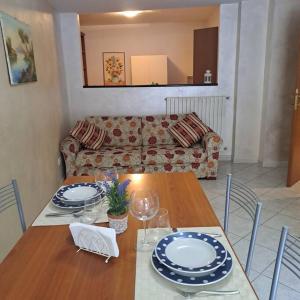 兰恰诺Casa Vacanze “ Fonte del Borgo”的客厅配有桌子和沙发