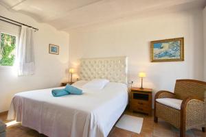 圣米格尔港灿玛里埃什乡村酒店的卧室配有白色的床和椅子