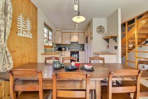 尚佩里Triplex Overlooking The Village - Terrace & Bbq的厨房以及带木桌和椅子的用餐室。