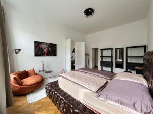 维也纳NEW Exclusive 100m2, Top location!的一间卧室配有一张大床和一把椅子