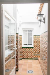 阿尔哈拉克Apartamentos Casa Tuli A, ALJARAQUE的带淋浴的浴室和瓷砖墙