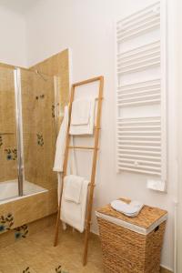 雅典Visum Acropol ,3BR - Private Terrace-Jacuzzi - Amazing View的一间带毛巾梯和淋浴的浴室