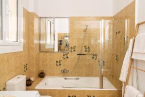 雅典Visum Acropol ,3BR - Private Terrace-Jacuzzi - Amazing View的设有带浴缸和淋浴的浴室。