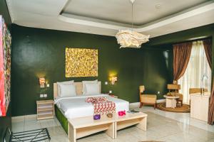 基加利Amata n'Ubuki Boutique Hotel的卧室配有白色的床和绿色的墙壁