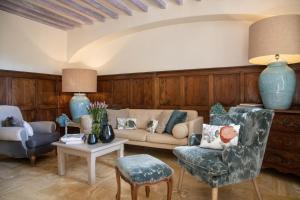 圣保罗-德旺斯Hotel Les Messugues的客厅配有沙发、椅子和桌子