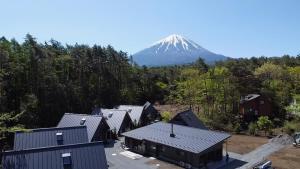 鸣泽市GRAN TOCORO. RESORT&GLAMPING的享有雪覆盖的山的空中景致,设有房屋