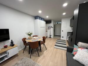 凯尔德拉Kärdla Holiday Apartment with Sauna and Terrace的客厅配有桌子和沙发