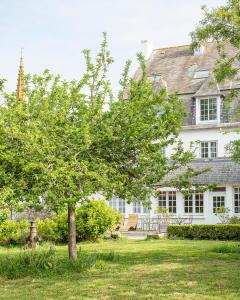 欧迪耶讷Auberge du Cabestan Hotel Audierne的白色房子前面的树