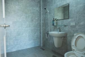 鴉埠客棧x南華大旅社的一间带卫生间、水槽和镜子的浴室