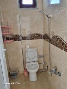 YeşilovaRAINFORT APART salda gölü kiralık apart的一间带卫生间和淋浴间的浴室