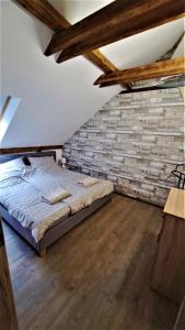希欧福克Lake House Siófok的一间卧室设有一张床和砖墙