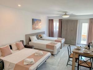 圣保罗湾城休闲公寓的酒店客房,设有两张床和一张沙发