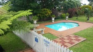 斯科特堡Scottiesview的庭院中的一个小型游泳池,有白色的围栏
