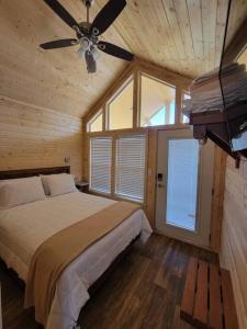 瓦莱080 Tiny Home nr Grand Canyon South Rim Sleeps 8的一间卧室配有一张床和吊扇