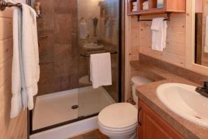 瓦莱080 Tiny Home nr Grand Canyon South Rim Sleeps 8的带淋浴、卫生间和盥洗盆的浴室