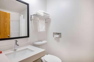 德卢斯德卢斯速8酒店的白色的浴室设有水槽和卫生间。