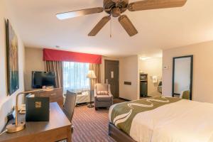 埃斯蒂斯帕克Quality Inn near Rocky Mountain National Park的酒店客房配有一张床和吊扇。