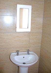 德班Unit 104 @Tenbury的浴室设有白色水槽和镜子